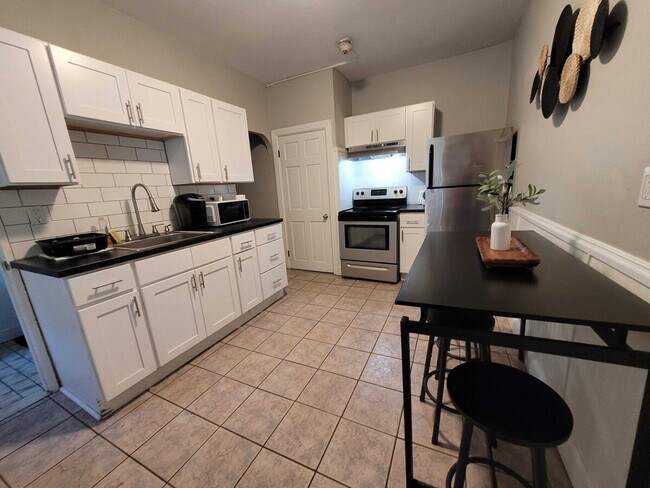 Building Photo - 280 Plainfield St