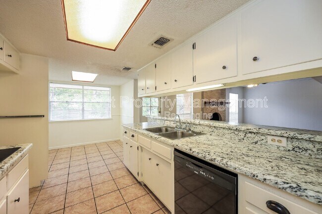 Building Photo - 3647 Pinebluff Dr