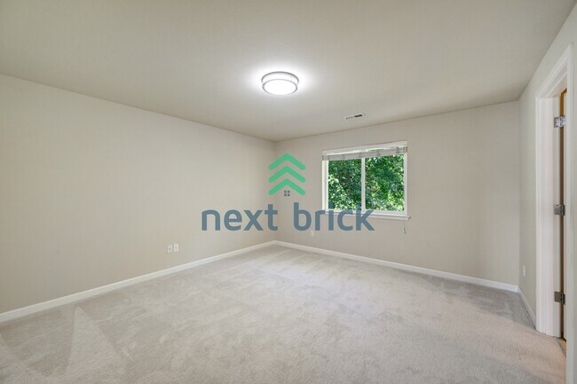 Building Photo - "Spacious 4-Bed Townhouse Retreat: 3.5 Baths & 2400 sq ft of Comfort in Auburn, WA!"