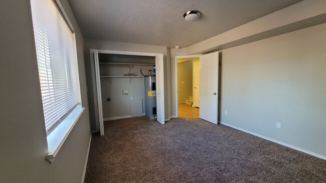 Building Photo - 3200 Robinhood Loop