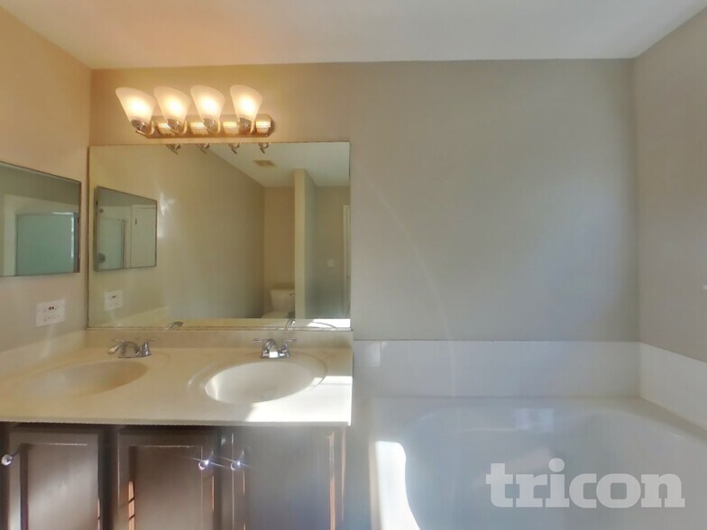 Building Photo - 220 Winding Canyon Way