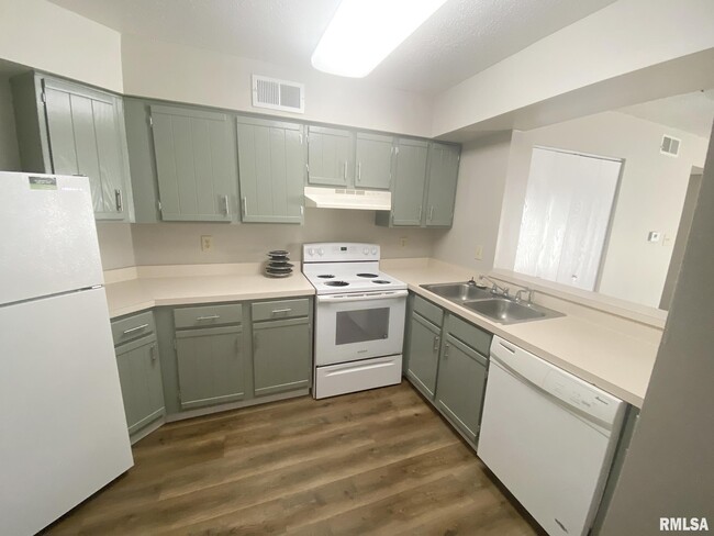 Building Photo - 5905 W Ridgecrest Dr