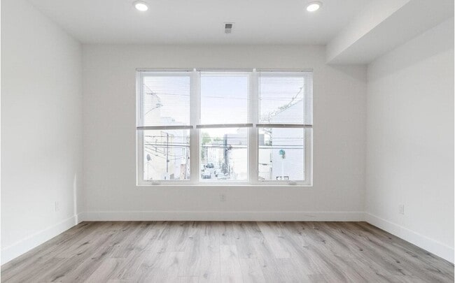 Building Photo - 2429 W Thompson St