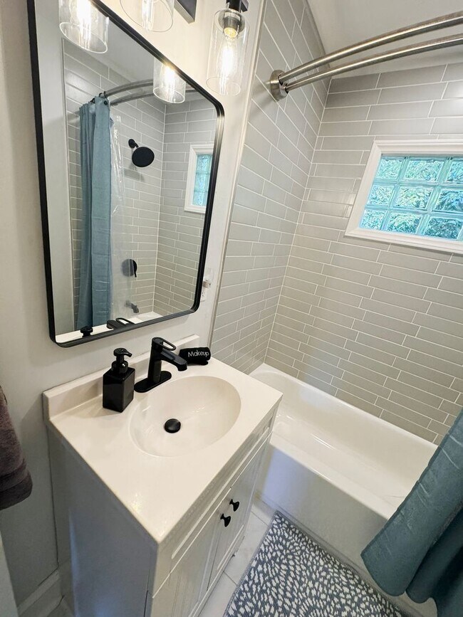 Building Photo - Renovated 2 Bed 1 Bath Home