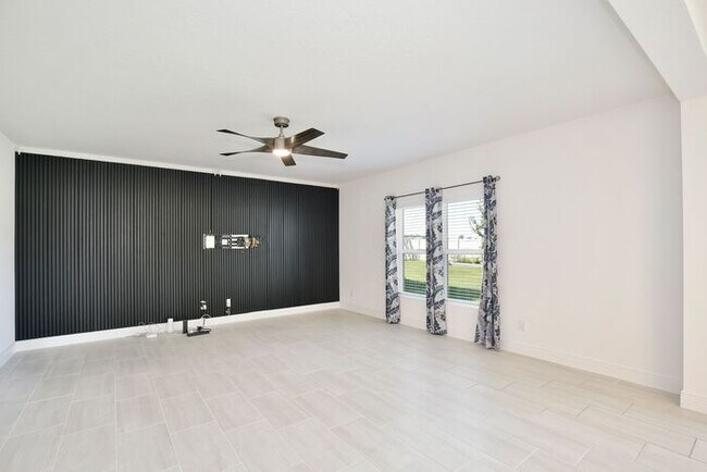 Building Photo - Stylish and Spacious 3/2.5 Home with No Re...