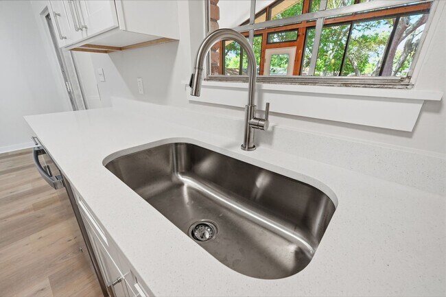 Building Photo - All Brick Home & Large Yard in Niceville!