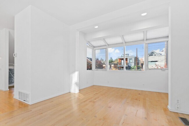 Building Photo - 3Bd/3Ba Seattle Townhome