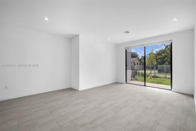 Building Photo - 309 NW 7th Ct