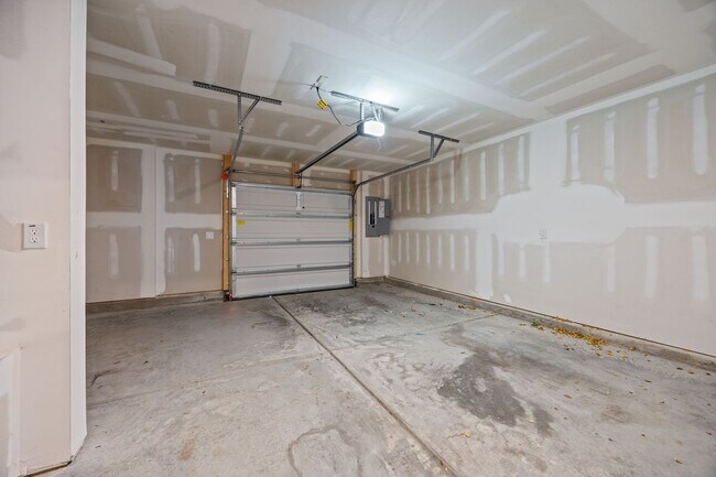 Building Photo - Raleigh Living Made Easy – 3BR Townhome w/ Amenities & Prime Location