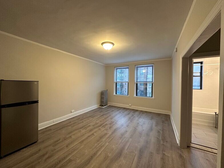 Building Photo - 3335 W Diversey Ave