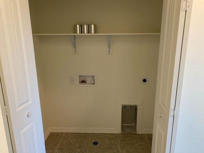 Building Photo - 2 Bedroom in a Gated Community