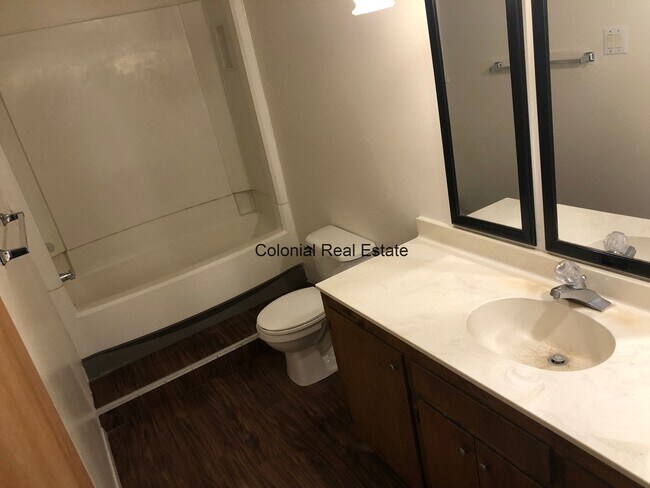 Building Photo - Spacious 2 Bedrooms 1 bathroom  Apartment For Rent