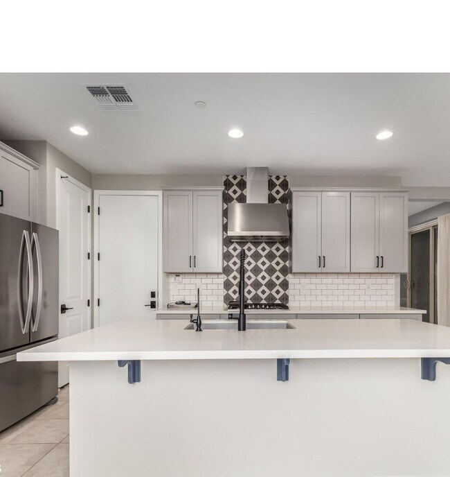Building Photo - 1099 N 70th Way