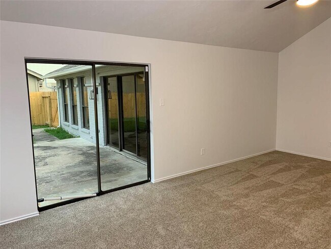 Building Photo - 610 Woodlake Cir