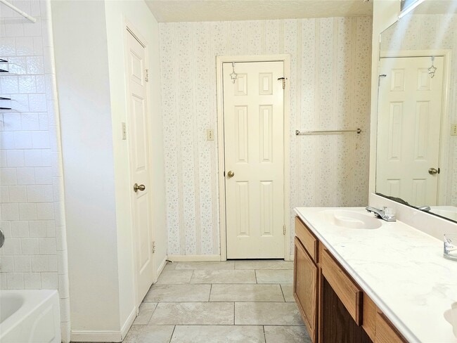 Building Photo - 13814 Dentwood Dr