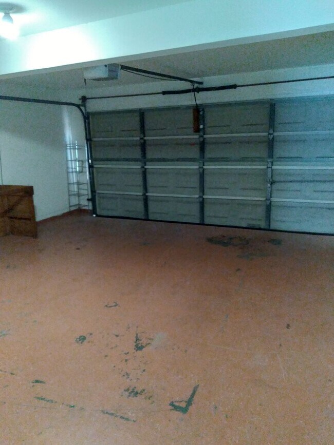 Building Photo - 4 bedroom 2.5 bathroom