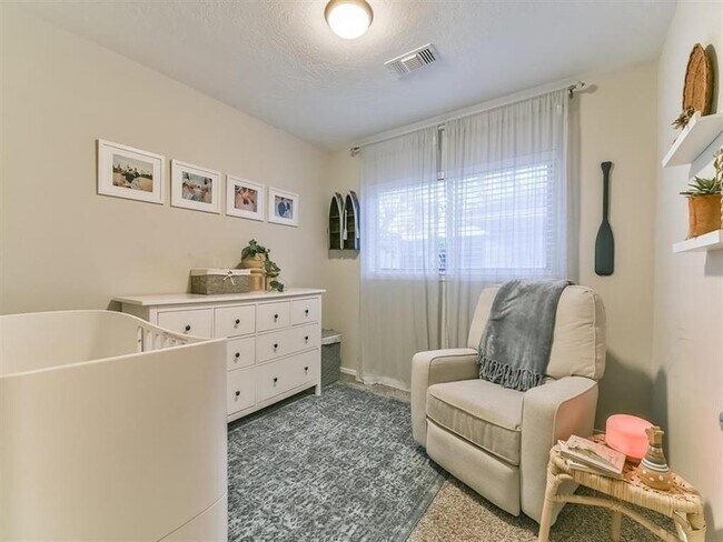 Building Photo - 401 Reta Dr