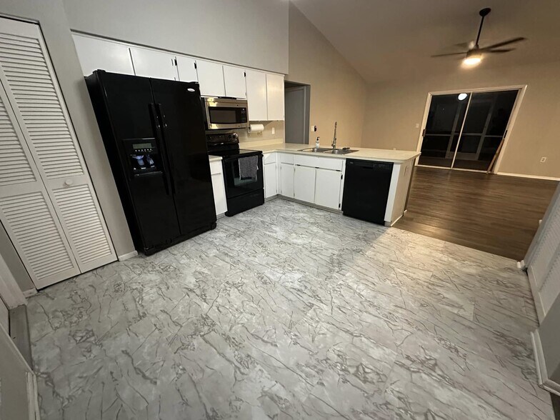 Kitchen - 7393 Landmark Dr