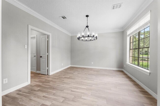 Building Photo - 6 Woodmere Pl
