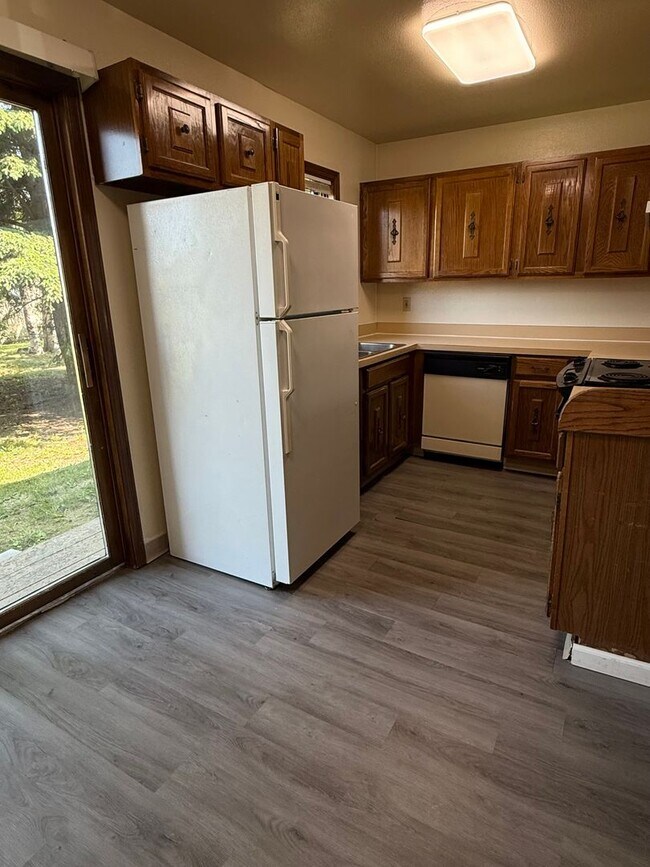Building Photo - 2BR 1.5BA | Midtown Townhouse Style | Pets...
