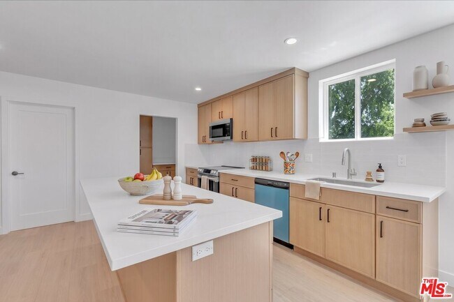 Building Photo - 6913 Encino Ave