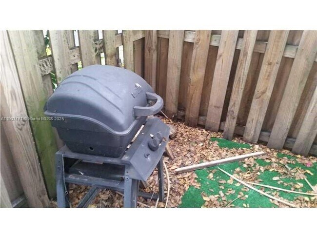 Building Photo - 1720 NW N River Dr