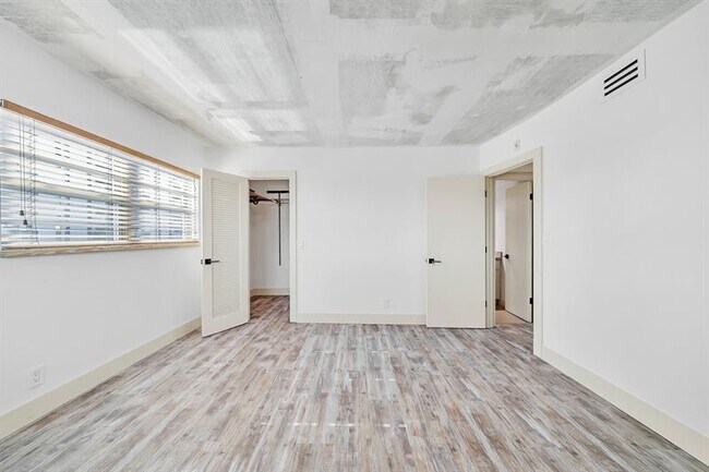 Building Photo - 3051 NE 48th St