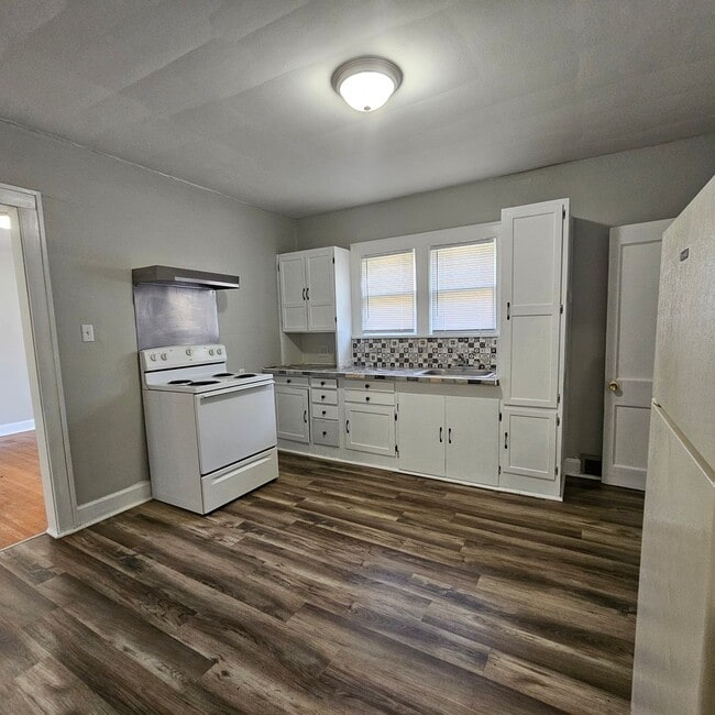 Primary Photo - 1223 E 10th St