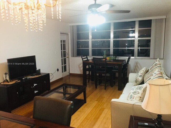 Building Photo - 1301 NE Miami Gardens Dr