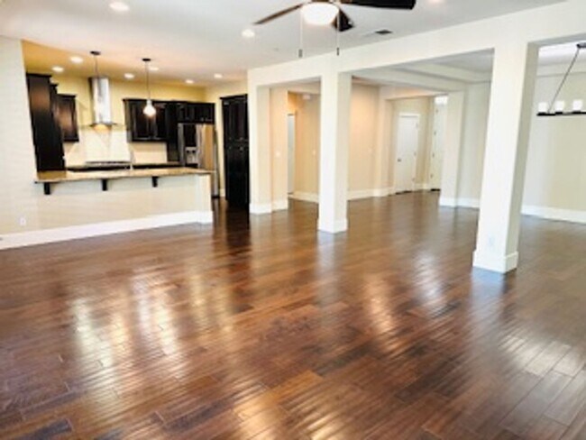Building Photo - $2,695 Beautiful Barclay Square 4 Bed / Ha...