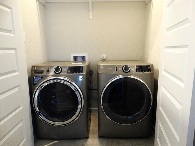 Building Photo - 370 Hortus Dr