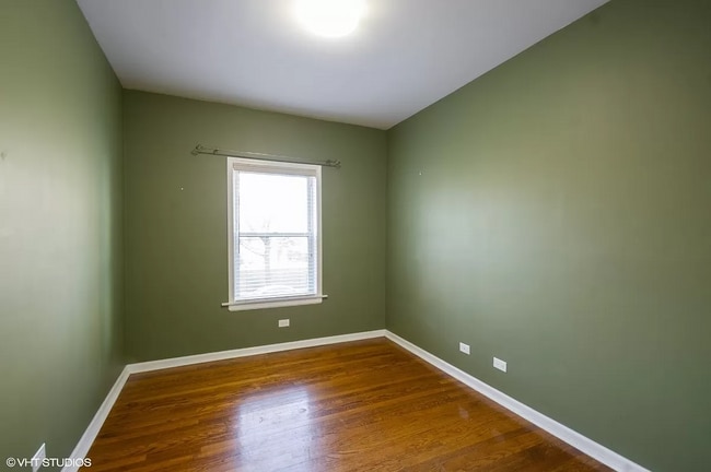 Bedroom 2 - 6042 N Kenmore Ave