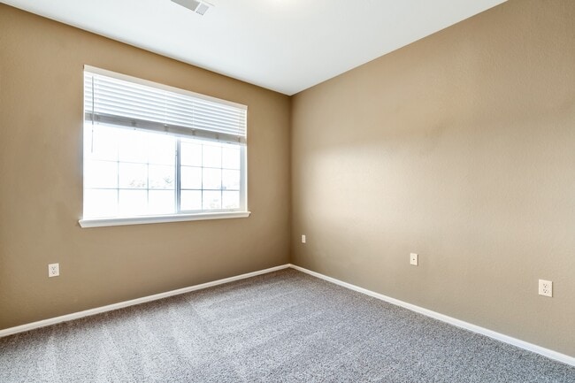 Building Photo - Updated, 3 Bed Condo in Aurora!!!!
