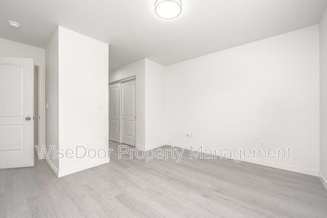 Building Photo - 609 W 4th Ave