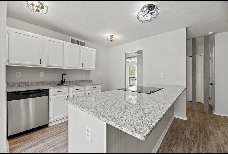 Building Photo - 510 Woodcrest Way