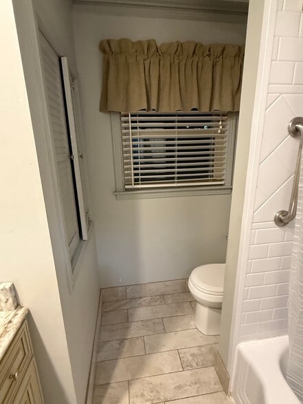 Building Photo - 212 White Oak St