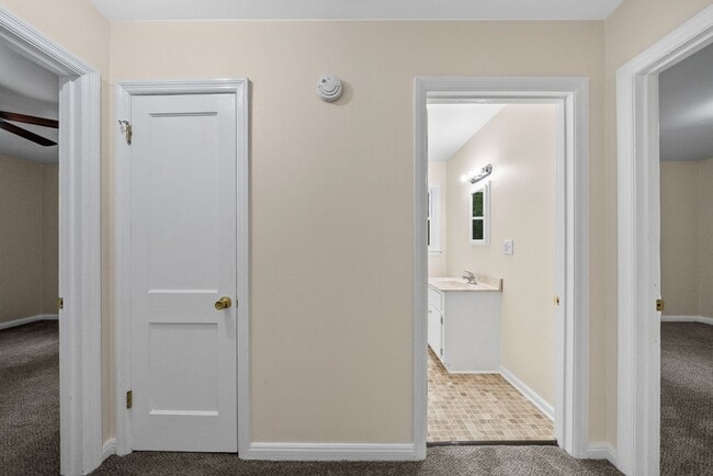 Building Photo - 2 Bedroom Home For Rent Near APSU!