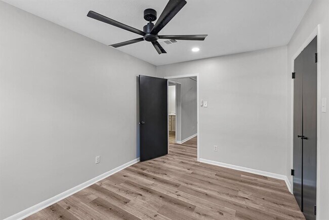 Building Photo - 213 Westview Dr