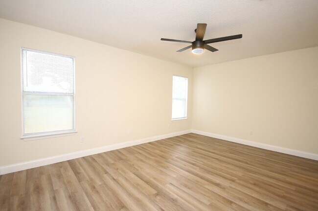 Building Photo - Charming Renovated 3/2 Cottage with Granit...