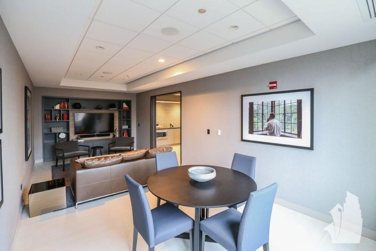 Building Photo - 637 N Wells St