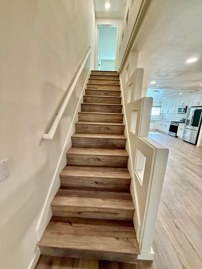 Building Photo - Beautifully Updated 3-Bedroom Tri-Level Co...