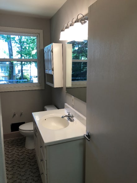 Building Photo - 1104 Lynmoor Dr NE