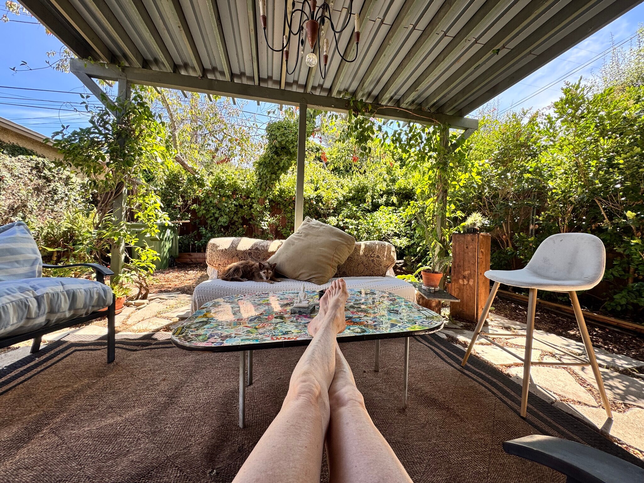 Cool ocean breezes in a quiet neighborhood & beautiful outdoor hanging areas. - 3243 Mountain View Ave