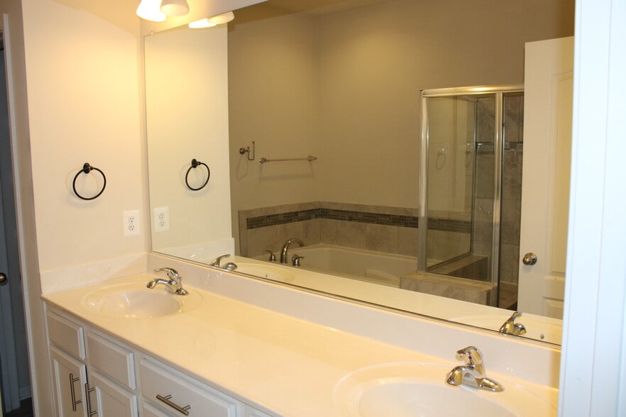 Building Photo - 829 Jarrett Ln