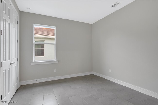 Building Photo - 335 Tamarindo Ln