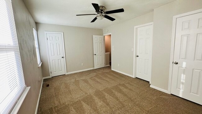 Building Photo - 3 BEDROOM END UNIT TOWNHOUSE FOR RENT IN V...