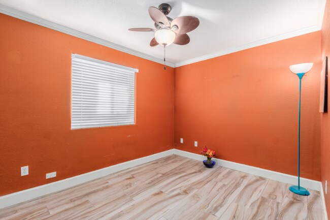 Building Photo - 3232 E Poinsettia Dr