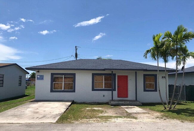 Building Photo - Three Bedroom Single Family Home with Private Fenced Yard and Driveway