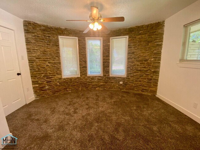 Building Photo - Gorgeous gem! 4 bed/2 bath single-story ho...
