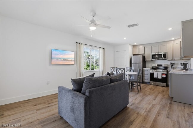 Building Photo - 1046 Periwinkle Way